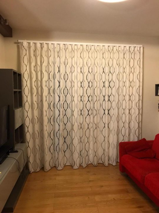 Tenda  wave con bastone b/co ricamata 100/ pl filtrante molto pratica per lavaggi in casa a 40 gr con fantasia geometrica 
